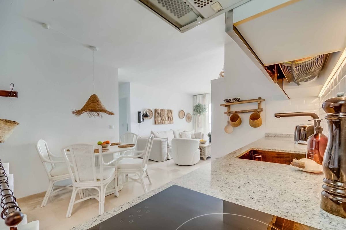 2 bedroom Beach Apartment for sale in Fuengirola - € 598,000 (Ref: 9519108)