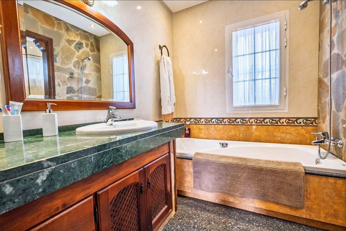 3 bedroom Villa for sale in Alhaurin el Grande with pool - € 1,000,000 (Ref: 9520932)