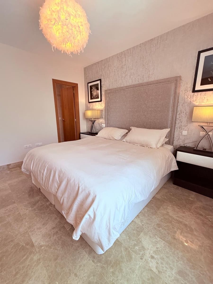 Ático de 3 habitaciones en Estepona en venta con piscina - 495.000 € (Ref: 9524470)