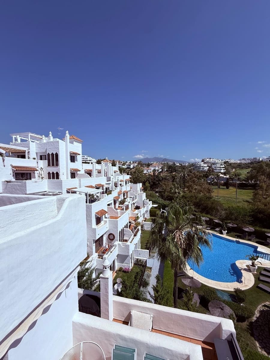 Ático de 3 habitaciones en Estepona en venta con piscina - 495.000 € (Ref: 9524470)