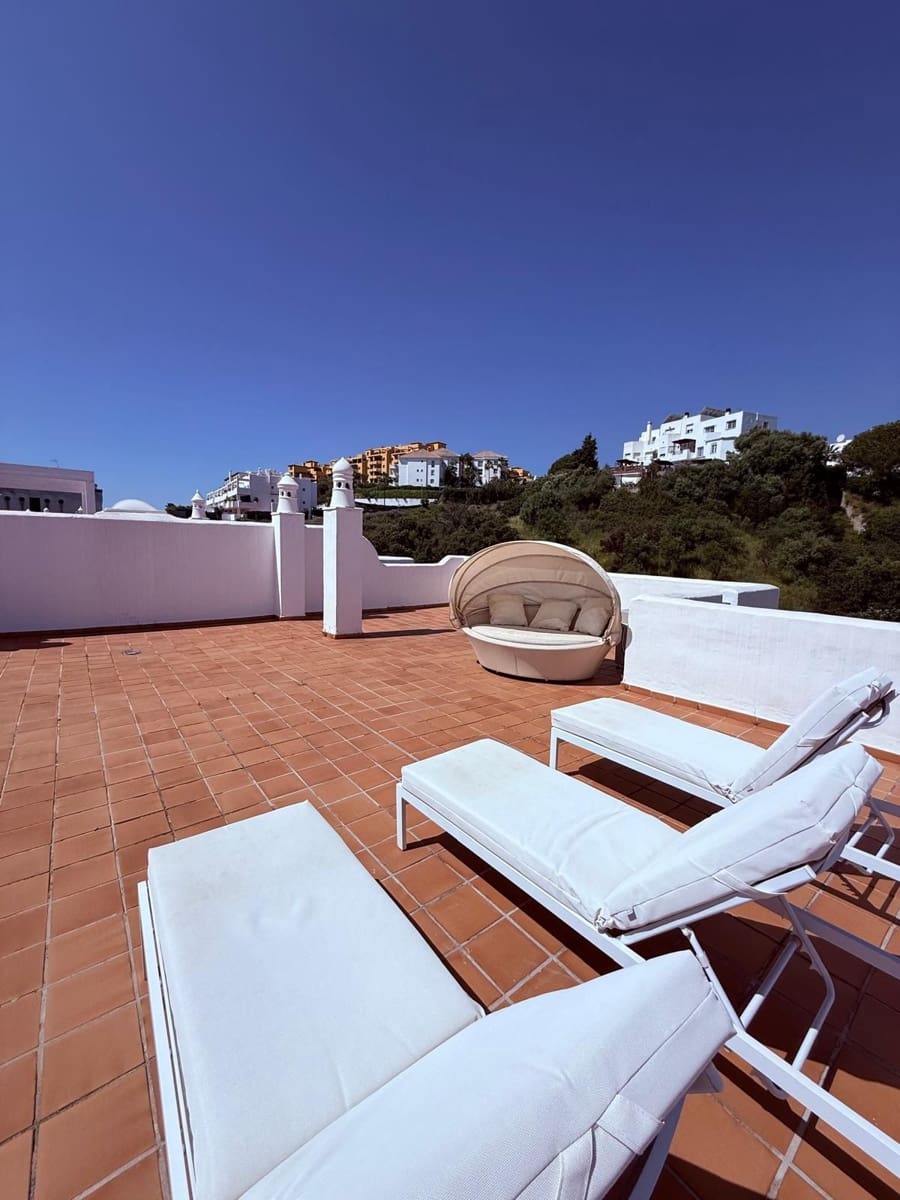 Ático de 3 habitaciones en Estepona en venta con piscina - 495.000 € (Ref: 9524470)