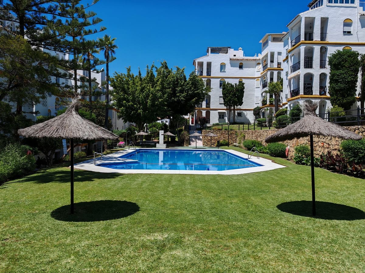 3 makuuhuone Kattohuoneisto myytävänä paikassa Estepona mukana uima-altaan - 425 000 € (Ref: 9527998)