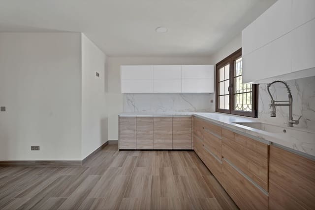 3 quarto Moradia para venda em Marbella com piscina - 990 000 € (Ref: 9528005)