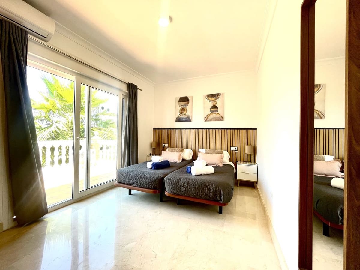 4 sypialnia Willa na sprzedaż w Mijas Golf z basenem garażem - 999 999 € (Ref: 9528006)