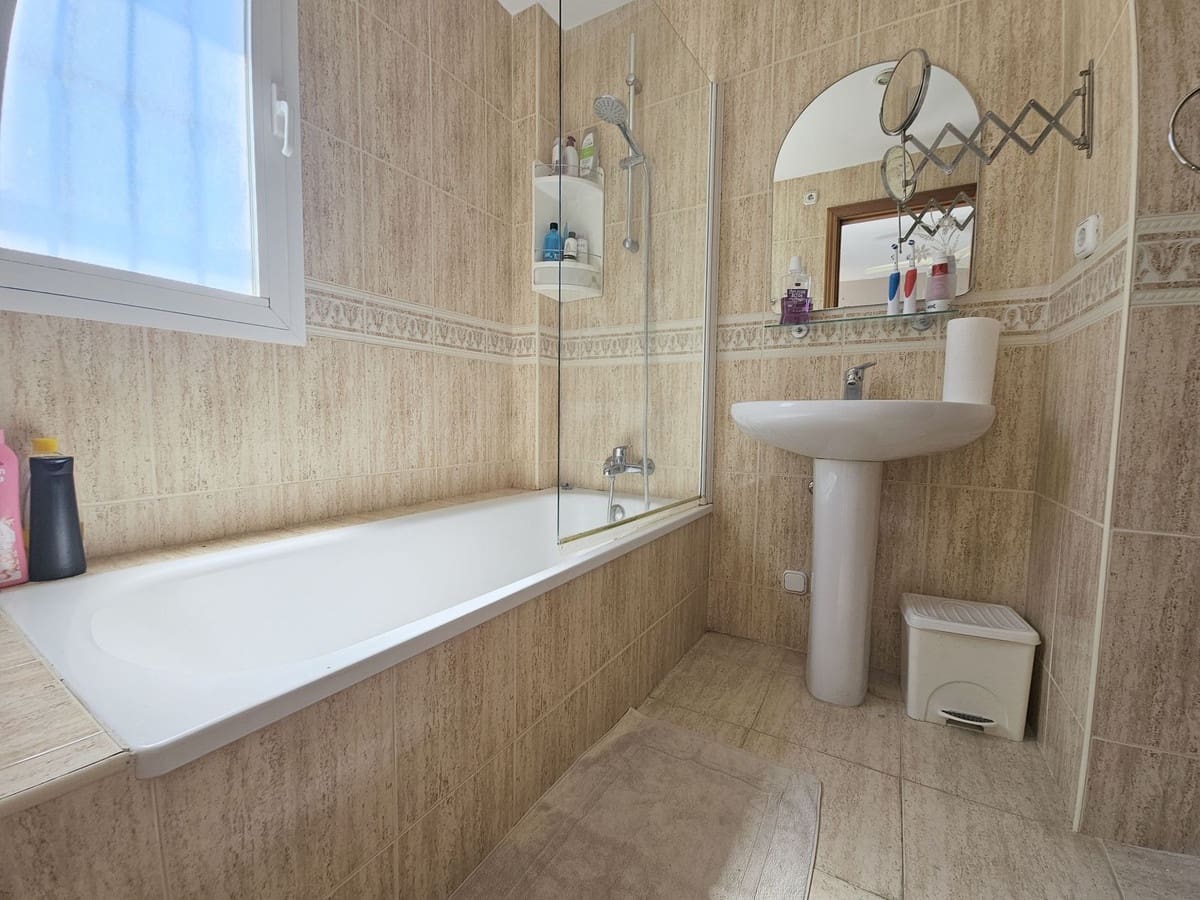 Pareado de 3 habitaciones en El Paraiso en venta con piscina garaje - 425.000 € (Ref: 9530897)