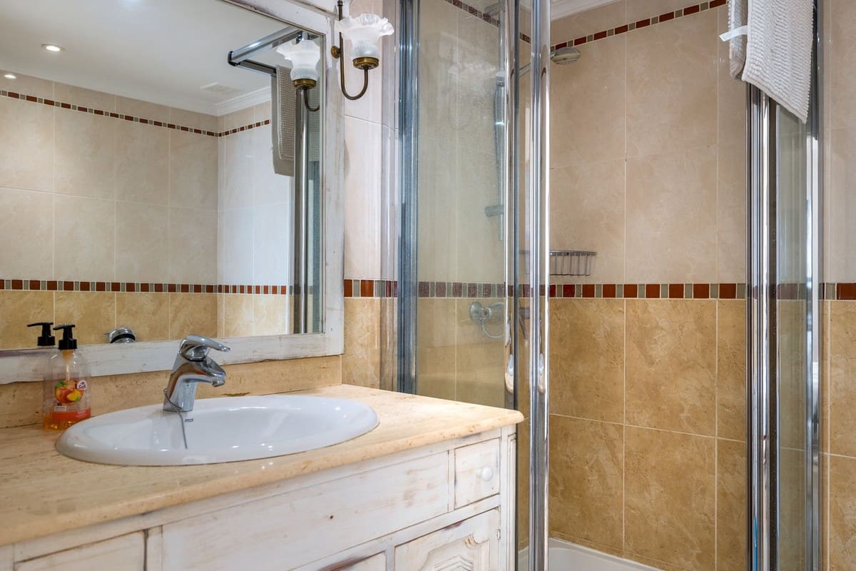 4 sypialnia Dom na sprzedaż w Estepona z basenem - 795 000 € (Ref: 9530902)