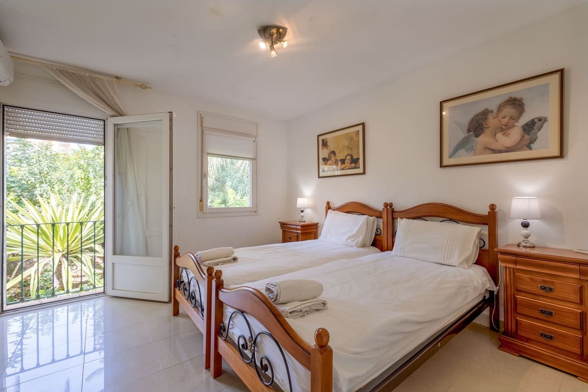 4 sypialnia Dom na sprzedaż w Estepona z basenem - 795 000 € (Ref: 9530902)