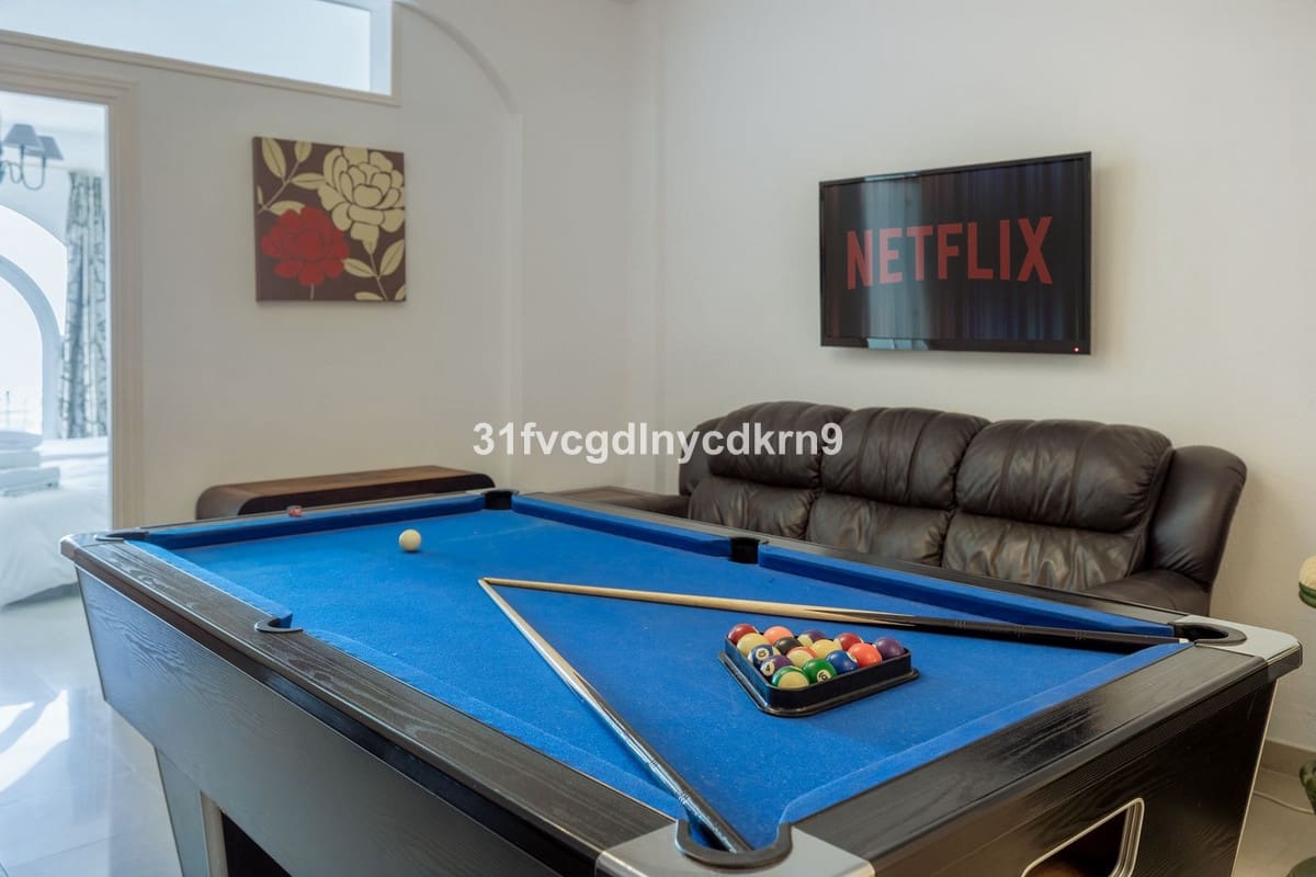 4 bedroom Townhouse for sale in Estepona with pool - € 795,000 (Ref: 9530902)