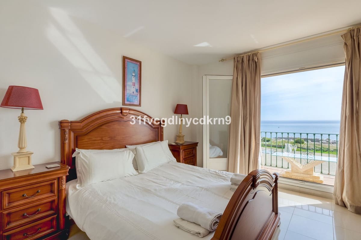 4 bedroom Townhouse for sale in Estepona with pool - € 795,000 (Ref: 9530902)