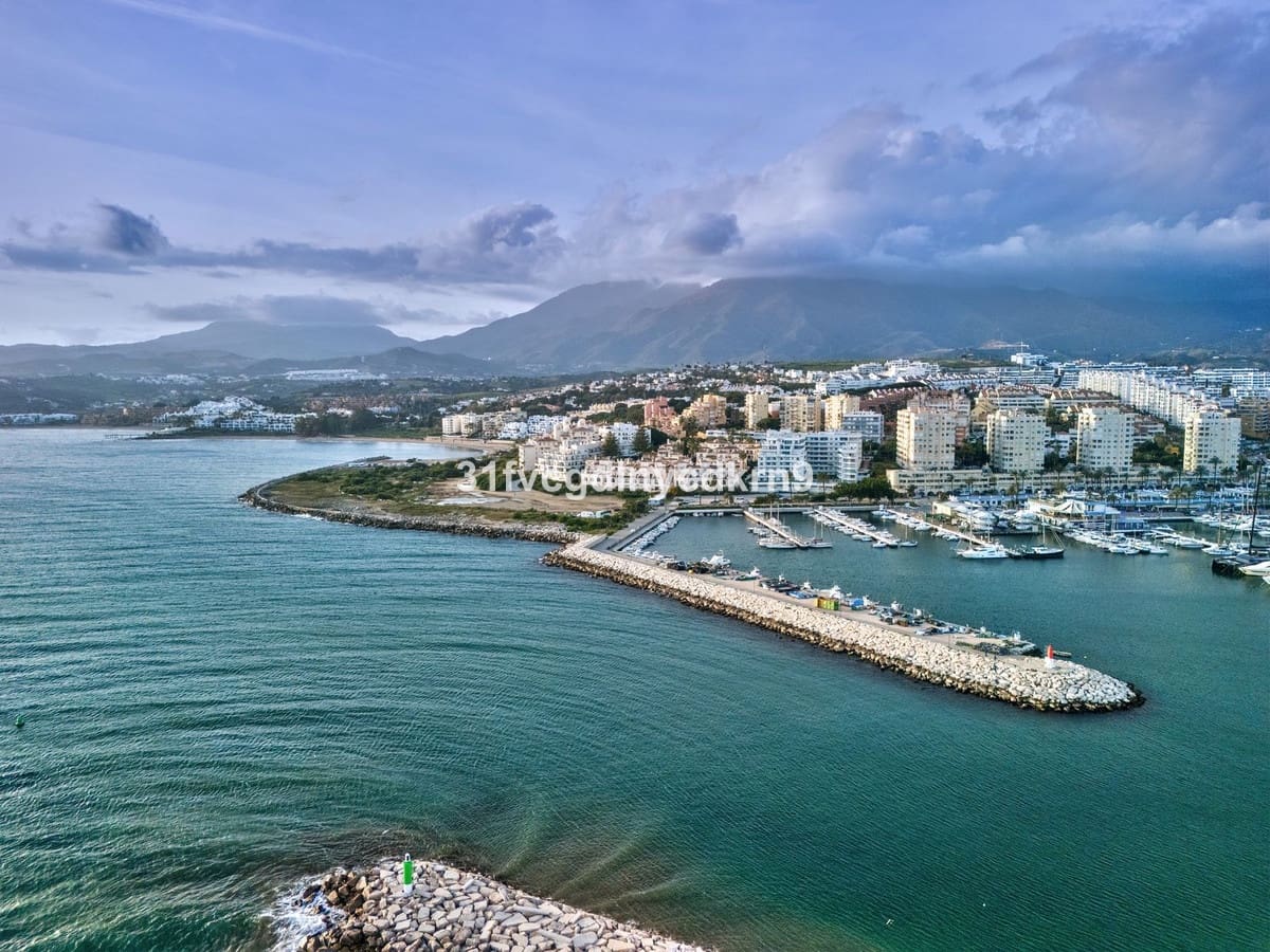 4 bedroom Townhouse for sale in Estepona with pool - € 795,000 (Ref: 9530902)