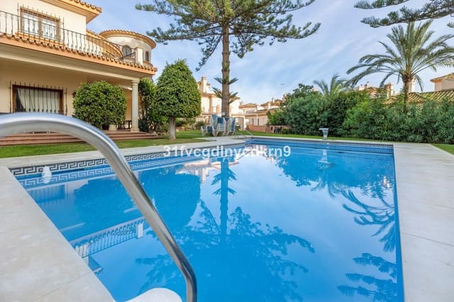 4 chambre Maison de Ville à vendre à Centro, Estepona avec piscine - 745 000 € (Ref: 9530902)