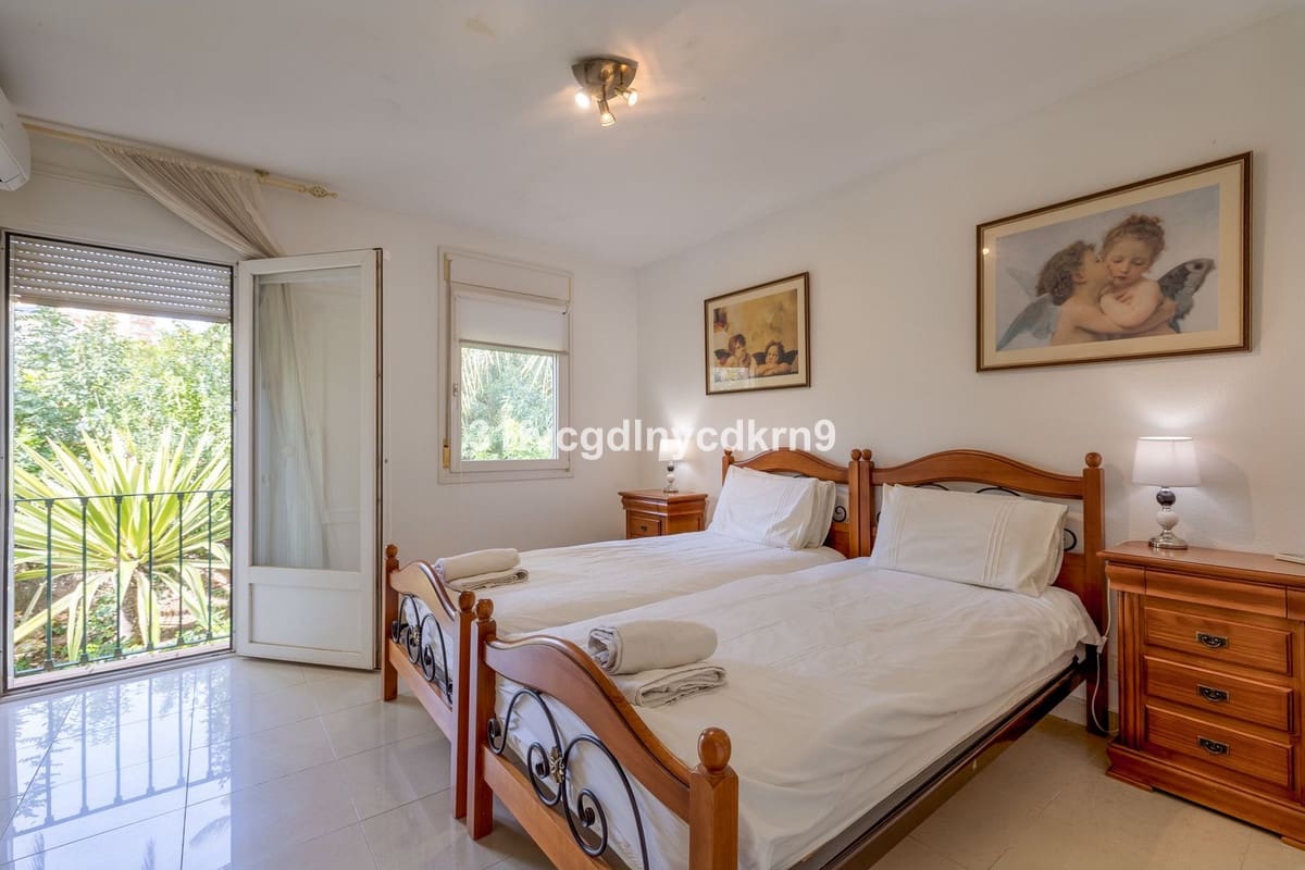 4 soveværelse Byhus til salg i Estepona med swimmingpool - € 745.000 (Ref: 9530902)
