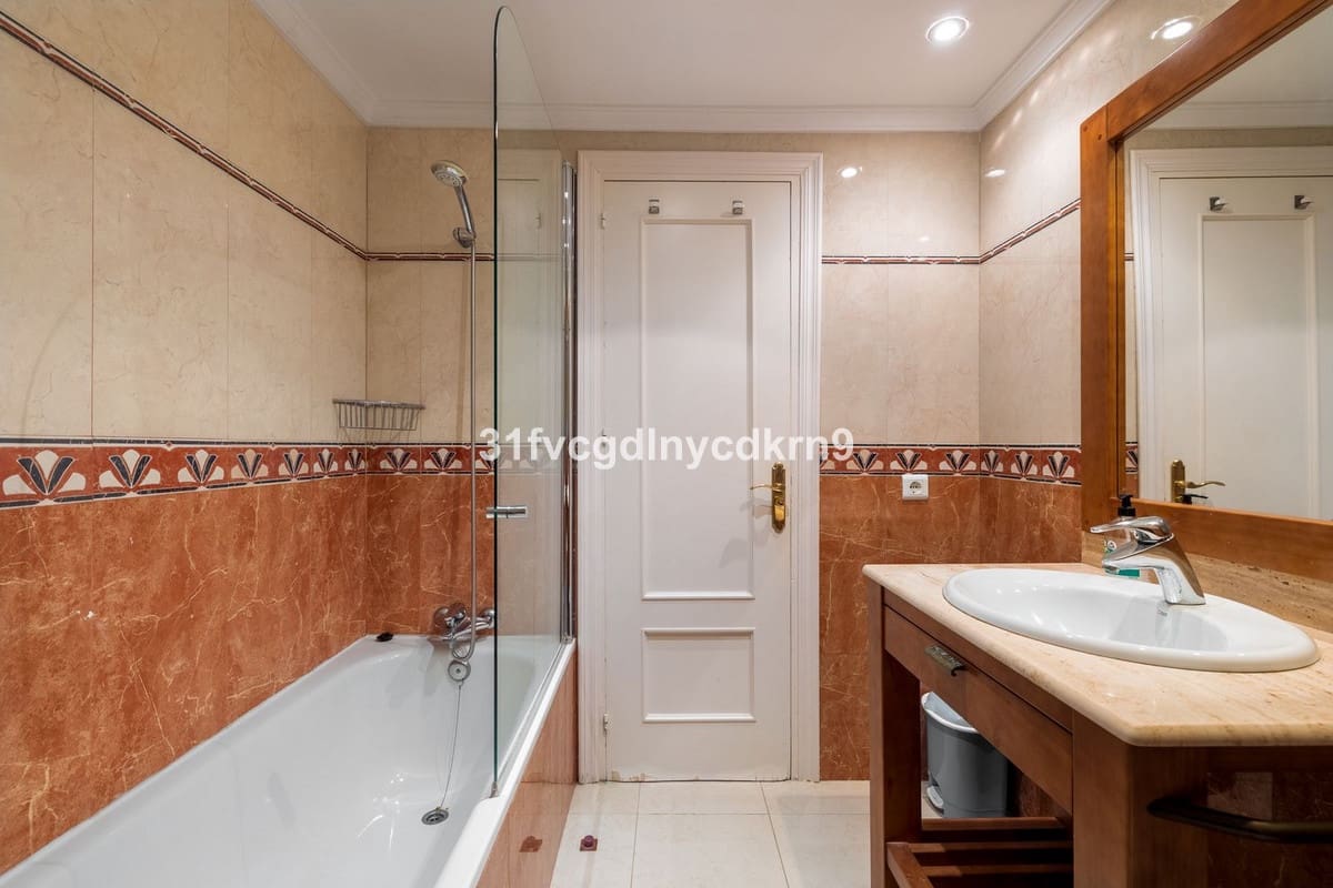 4 soveværelse Byhus til salg i Estepona med swimmingpool - € 745.000 (Ref: 9530902)