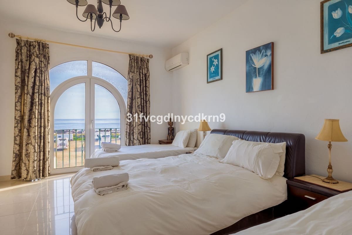 4 soveværelse Byhus til salg i Estepona med swimmingpool - € 745.000 (Ref: 9530902)