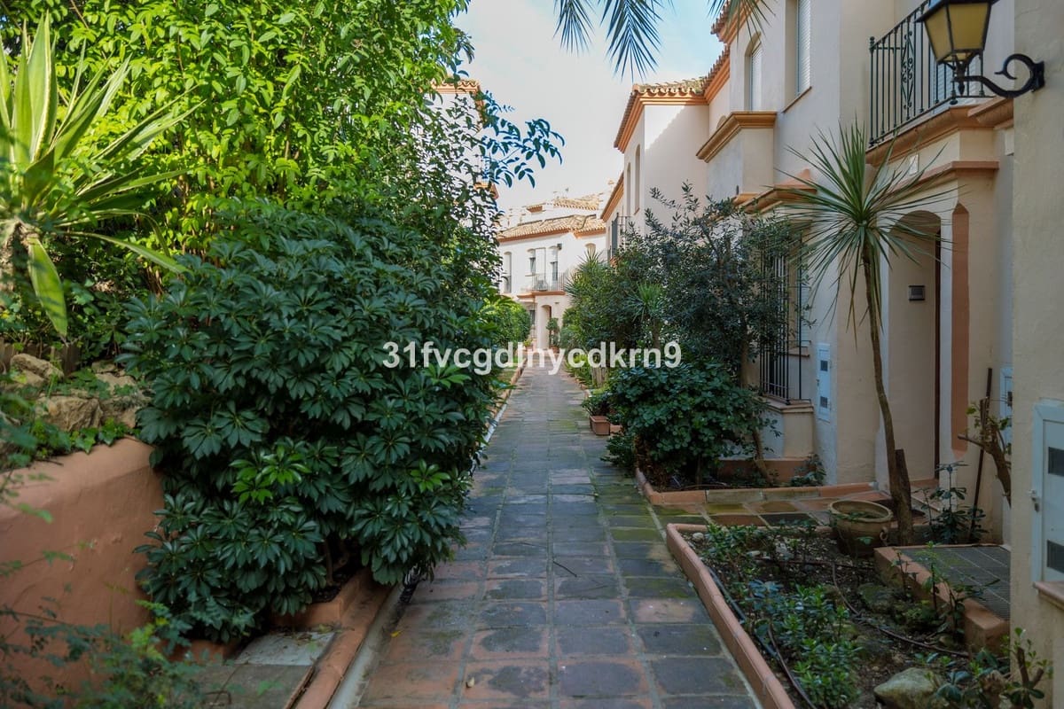 4 soveværelse Byhus til salg i Estepona med swimmingpool - € 745.000 (Ref: 9530902)