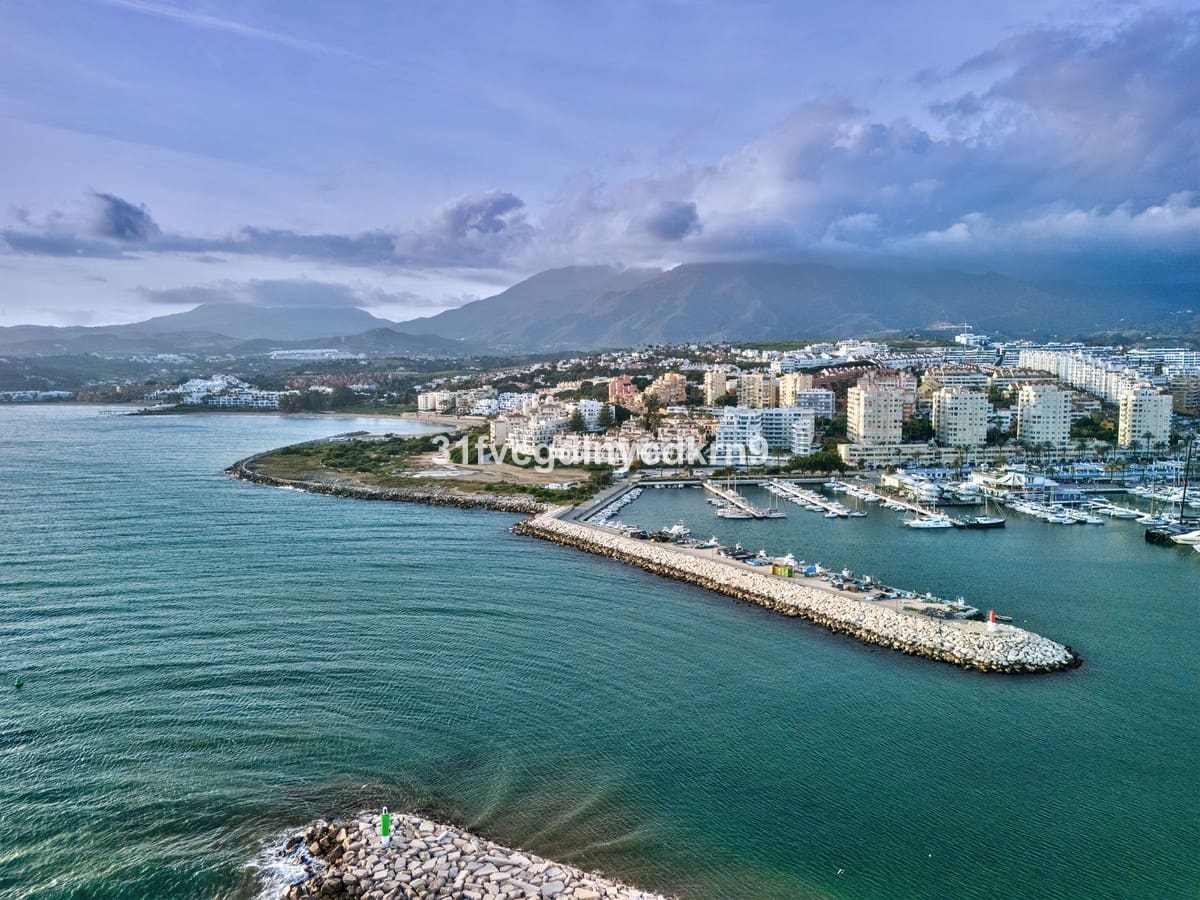 4 soveværelse Byhus til salg i Estepona med swimmingpool - € 745.000 (Ref: 9530902)
