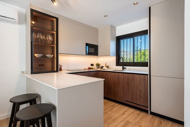 4 quarto Casa em Banda para venda em La Dama de Noche - La Alzambra, Marbella com piscina garagem - 899 000 € (Ref: 9536079)