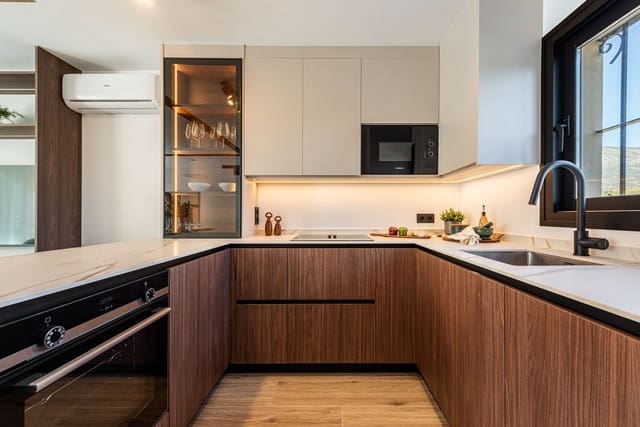 4 quarto Casa em Banda para venda em La Dama de Noche - La Alzambra, Marbella com piscina garagem - 899 000 € (Ref: 9536079)