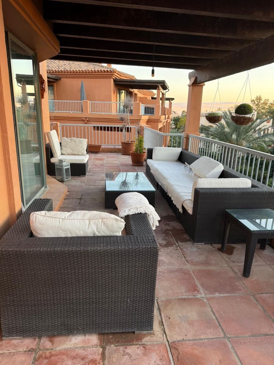 3 makuuhuone Kattohuoneisto myytävänä paikassa Estepona - 700 000 € (Ref: 9539919)