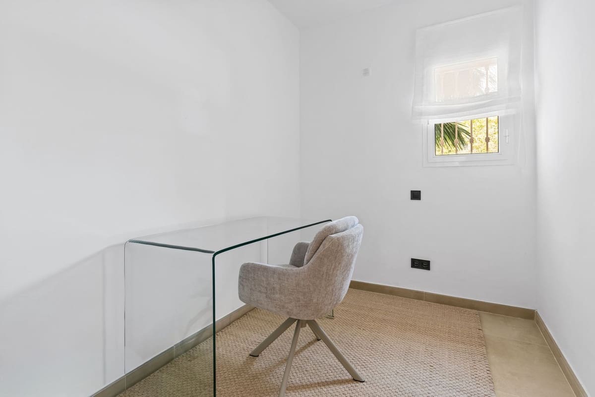 3 soverom Leilighet til salgs i Nueva Andalucia med svømmebasseng - € 725 000 (Ref: 9539930)