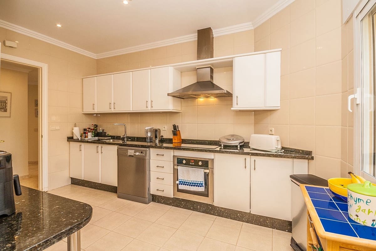 Apartamento de 3 habitaciones en Elviria en venta con piscina garaje - 735.000 € (Ref: 9539940)