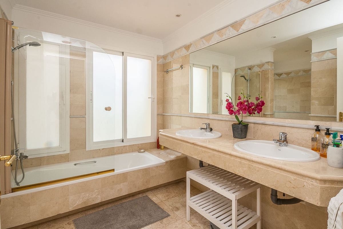 Apartamento de 3 habitaciones en Elviria en venta con piscina garaje - 735.000 € (Ref: 9539940)