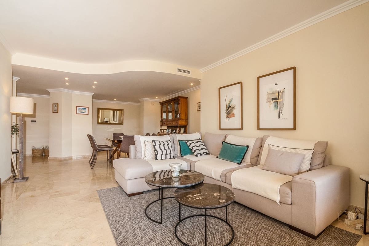 Apartamento de 3 habitaciones en Elviria en venta con piscina garaje - 735.000 € (Ref: 9539940)