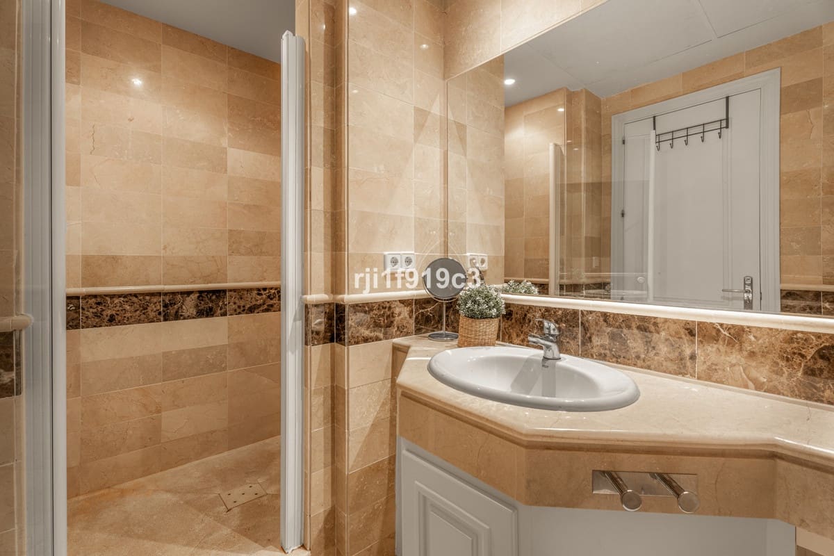 Apartamento de 3 habitaciones en Elviria en venta con piscina - 745.000 € (Ref: 9539946)