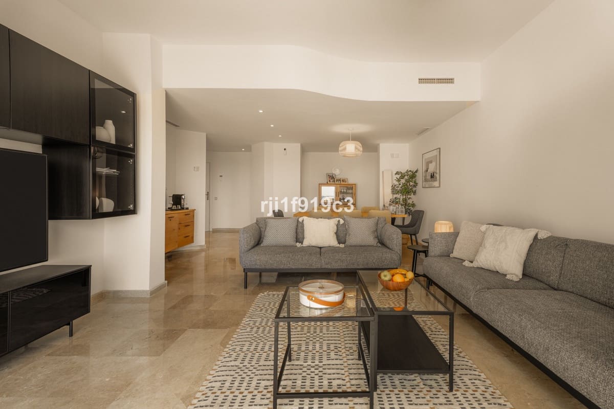 Apartamento de 3 habitaciones en Elviria en venta con piscina - 745.000 € (Ref: 9539946)
