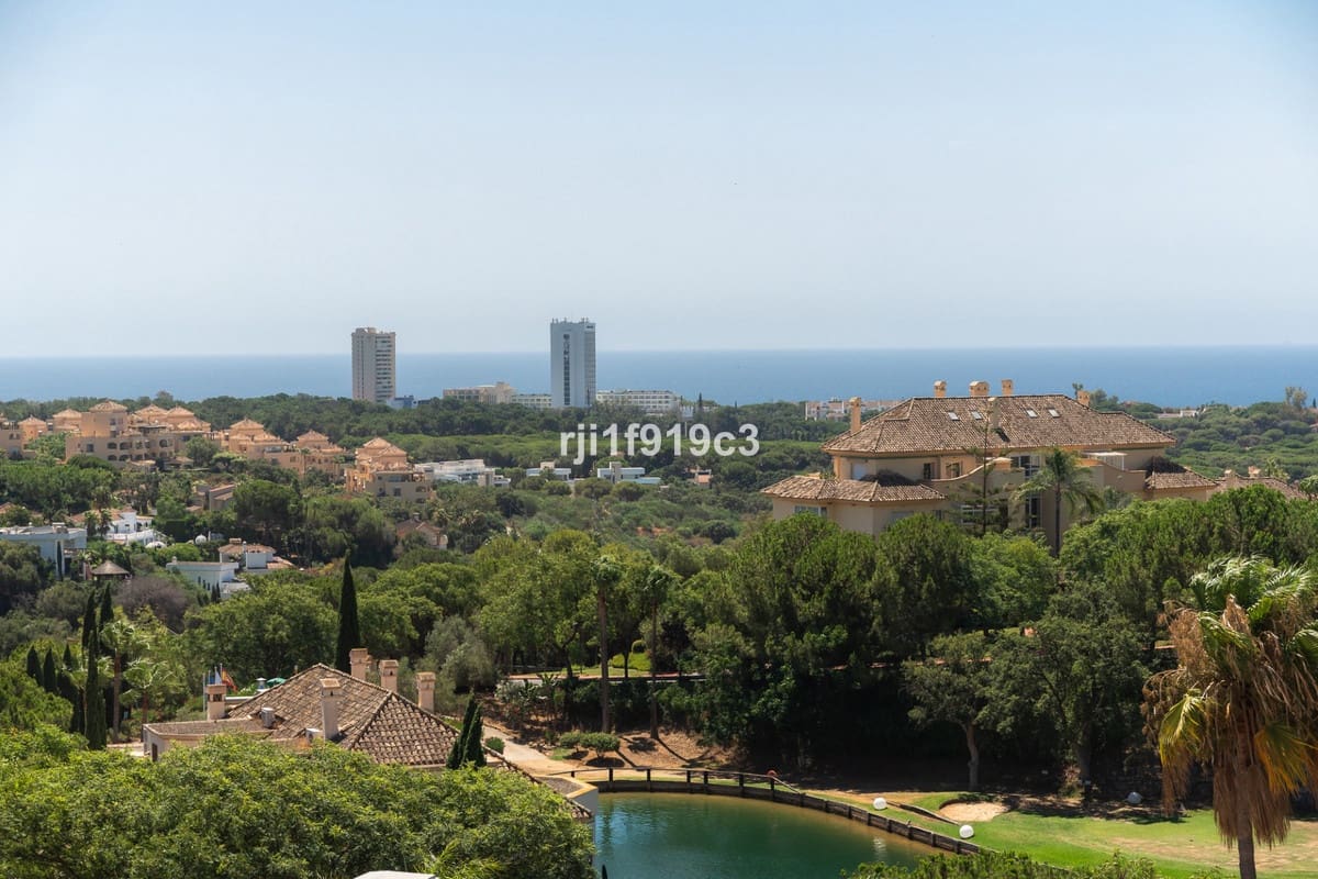 Apartamento de 3 habitaciones en Elviria en venta con piscina - 745.000 € (Ref: 9539946)