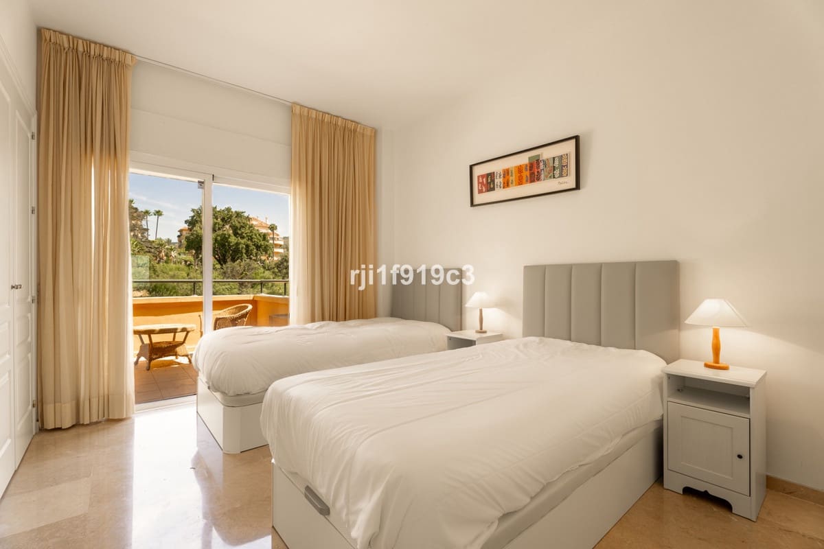 Apartamento de 3 habitaciones en Elviria en venta con piscina - 745.000 € (Ref: 9539946)
