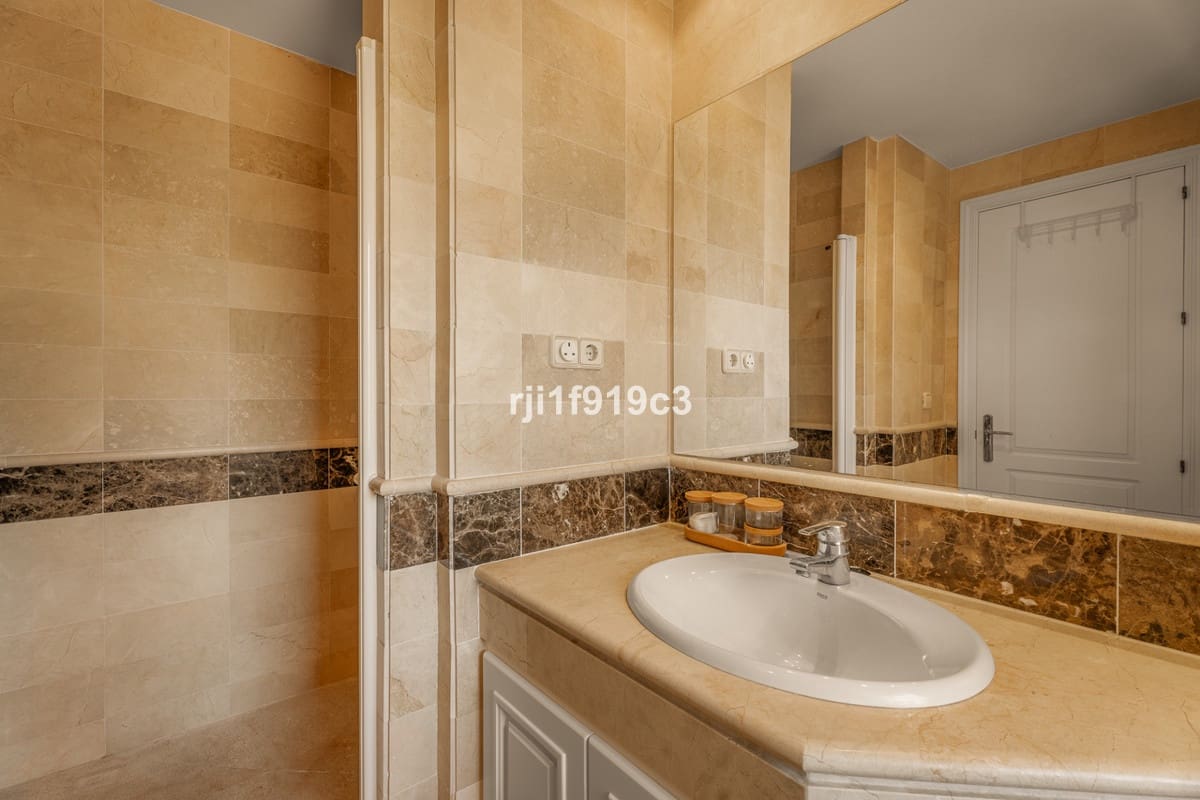 Apartamento de 3 habitaciones en Elviria en venta con piscina - 745.000 € (Ref: 9539946)