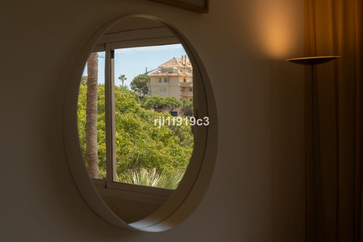 Apartamento de 3 habitaciones en Elviria en venta con piscina - 745.000 € (Ref: 9539946)