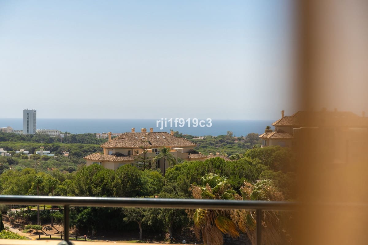 Apartamento de 3 habitaciones en Elviria en venta con piscina - 745.000 € (Ref: 9539946)