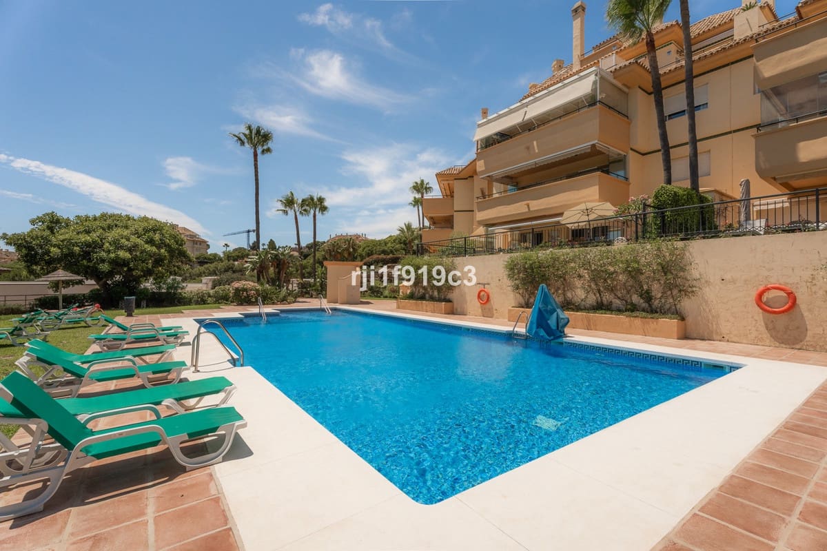 Apartamento de 3 habitaciones en Elviria en venta con piscina - 745.000 € (Ref: 9539946)
