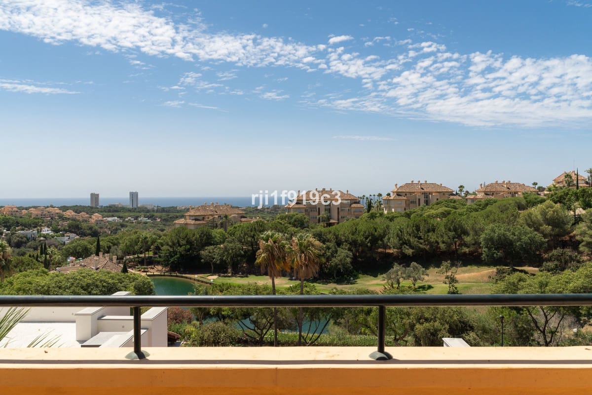 Apartamento de 3 habitaciones en Elviria en venta con piscina - 745.000 € (Ref: 9539946)