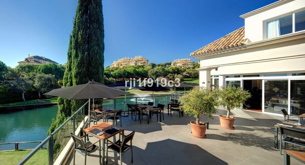 Apartamento de 3 habitaciones en Elviria en venta con piscina - 745.000 € (Ref: 9539946)