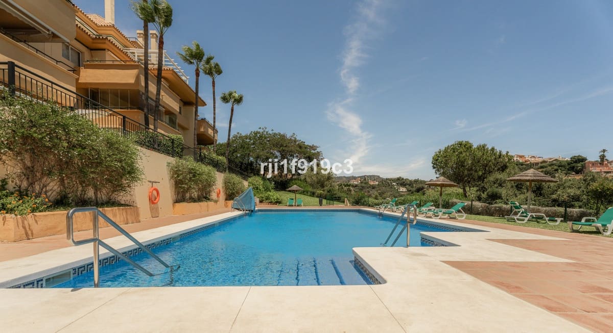 Apartamento de 3 habitaciones en Elviria en venta con piscina - 745.000 € (Ref: 9539946)