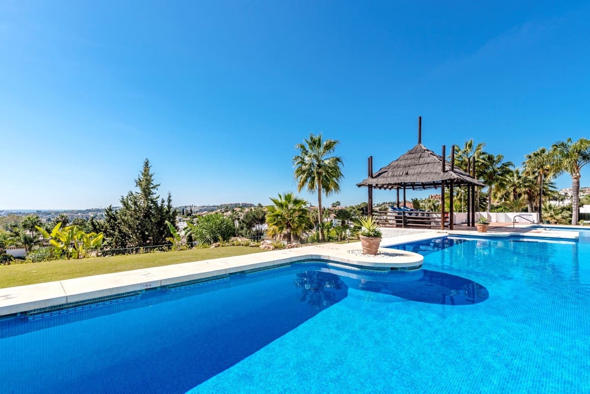 3 soverom Leilighet til salgs i Nueva Andalucia med svømmebasseng - € 750 000 (Ref: 9539953)