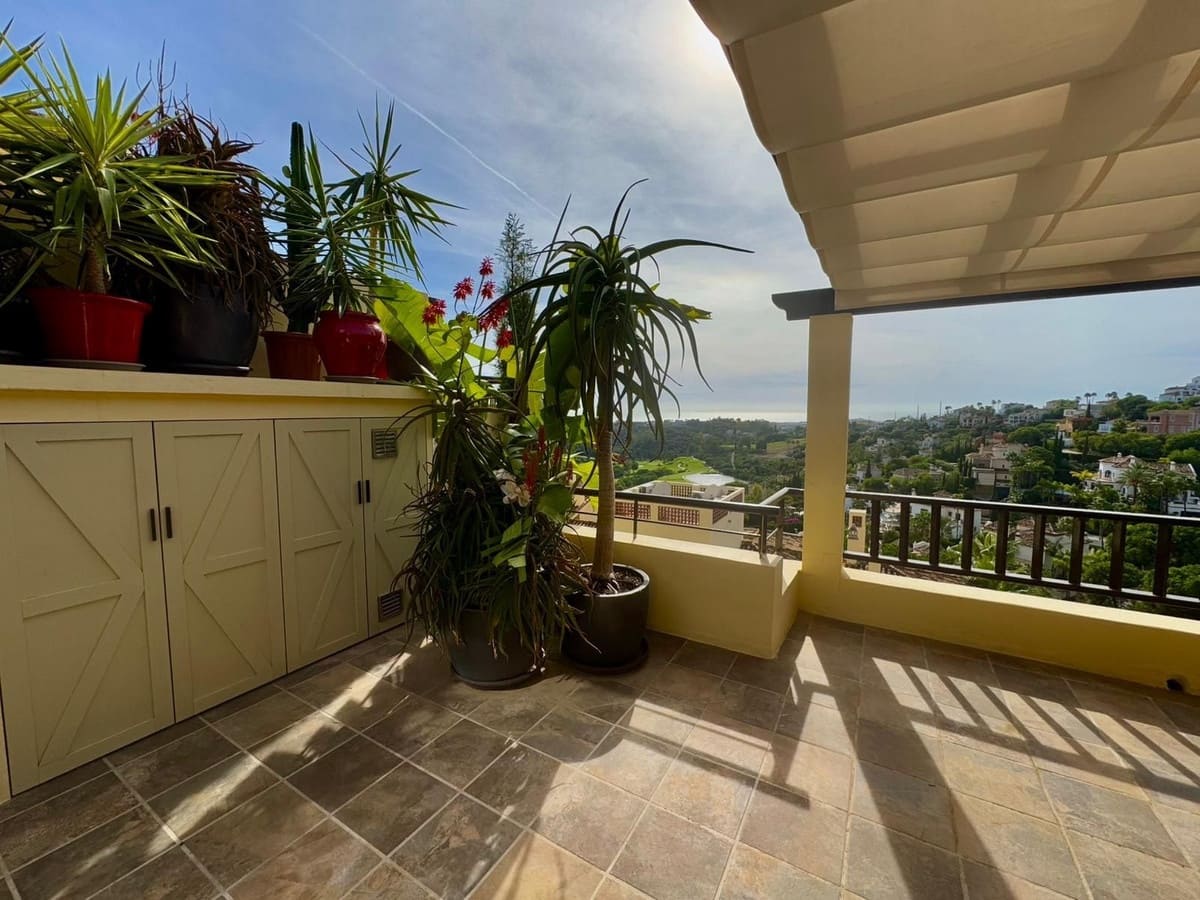 1 sypialnia Penthouse na sprzedaż w Benahavis z basenem - 750 000 € (Ref: 9539955)