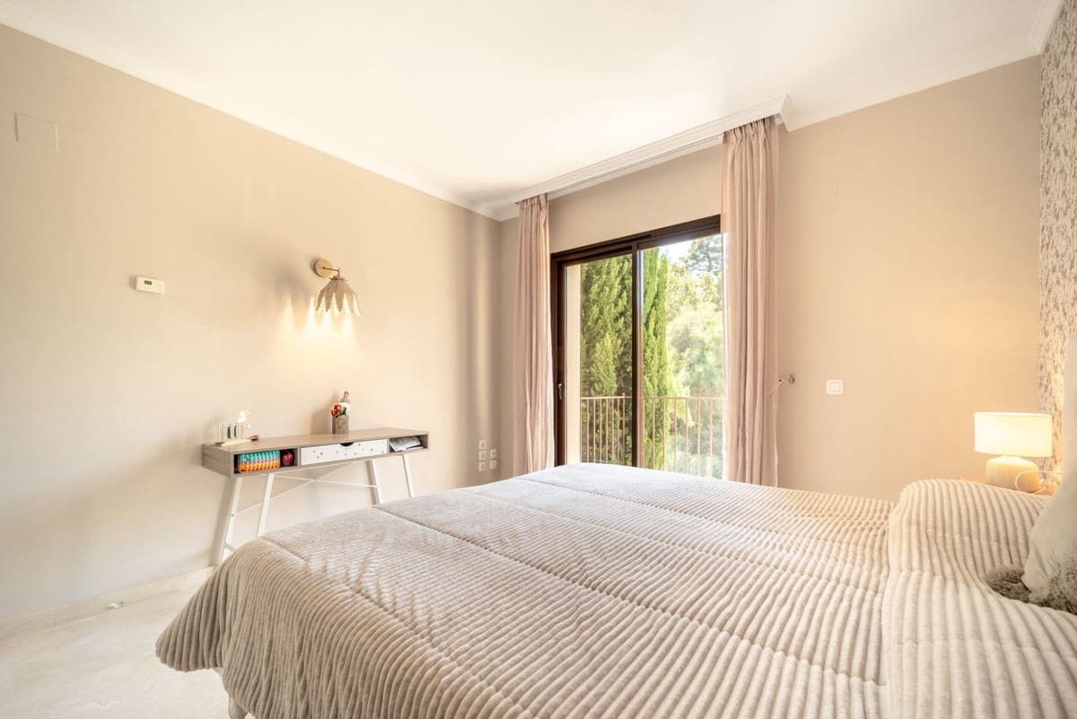 3 quarto Penthouse para venda em La Quinta com piscina - 750 000 € (Ref: 9539957)