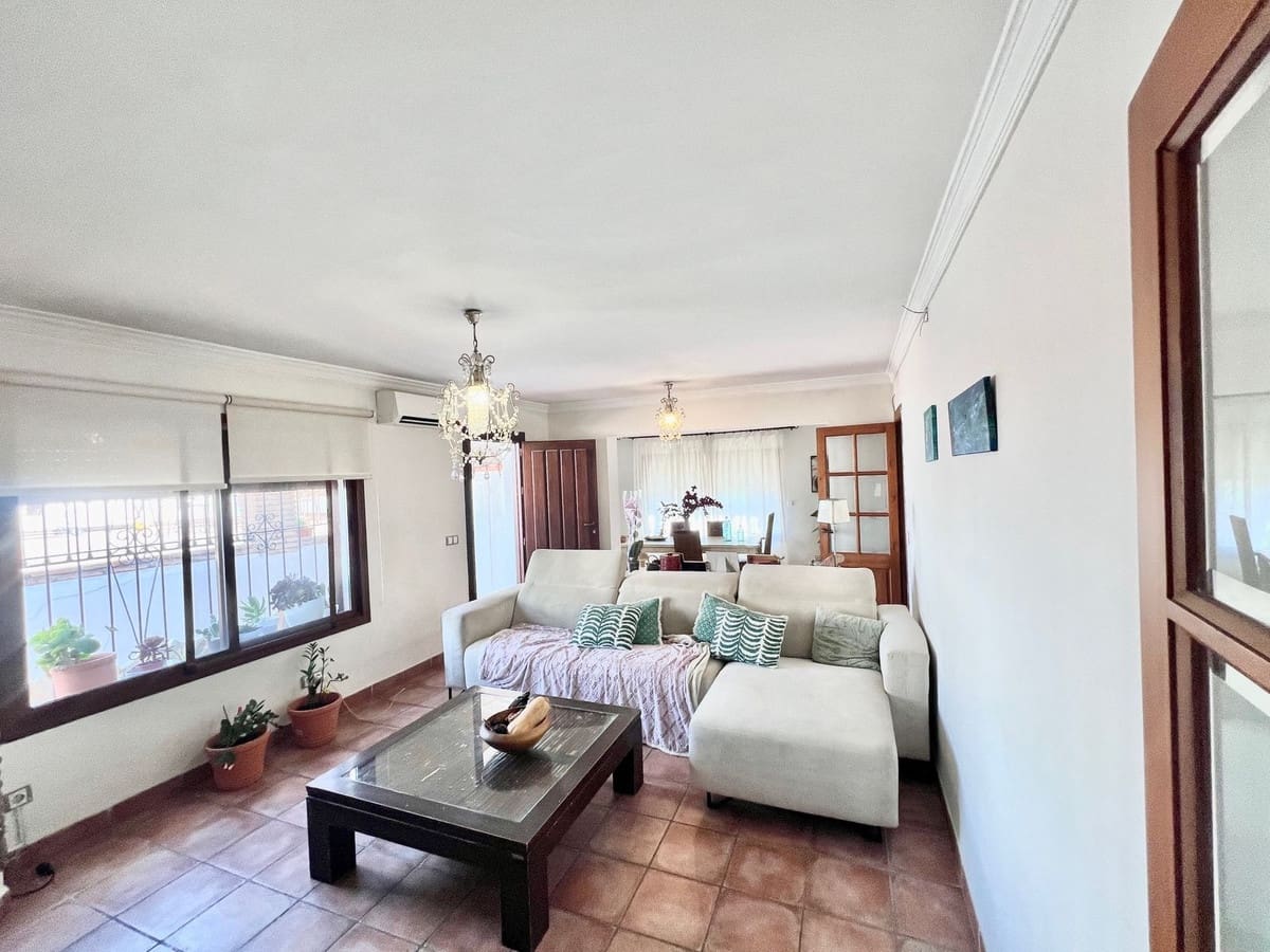 4 soveværelse Villa til salg i Nueva Andalucia med swimmingpool - € 750.000 (Ref: 9539959)