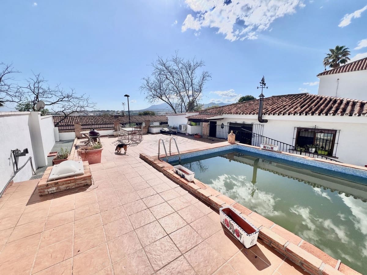 4 soveværelse Villa til salg i Nueva Andalucia med swimmingpool - € 750.000 (Ref: 9539959)