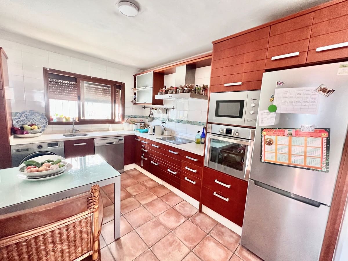 4 soveværelse Villa til salg i Nueva Andalucia med swimmingpool - € 750.000 (Ref: 9539959)