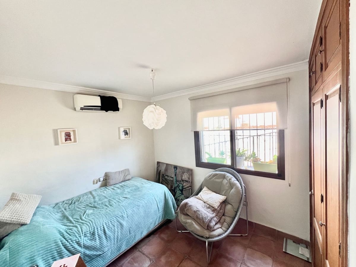 4 soveværelse Villa til salg i Nueva Andalucia med swimmingpool - € 750.000 (Ref: 9539959)