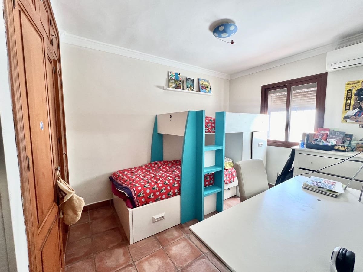 4 soveværelse Villa til salg i Nueva Andalucia med swimmingpool - € 750.000 (Ref: 9539959)