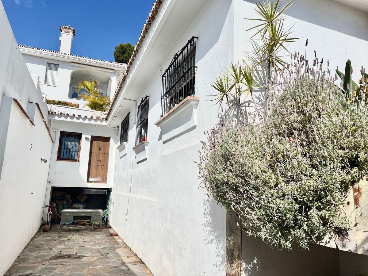 4 soveværelse Villa til salg i Nueva Andalucia med swimmingpool - € 750.000 (Ref: 9539959)