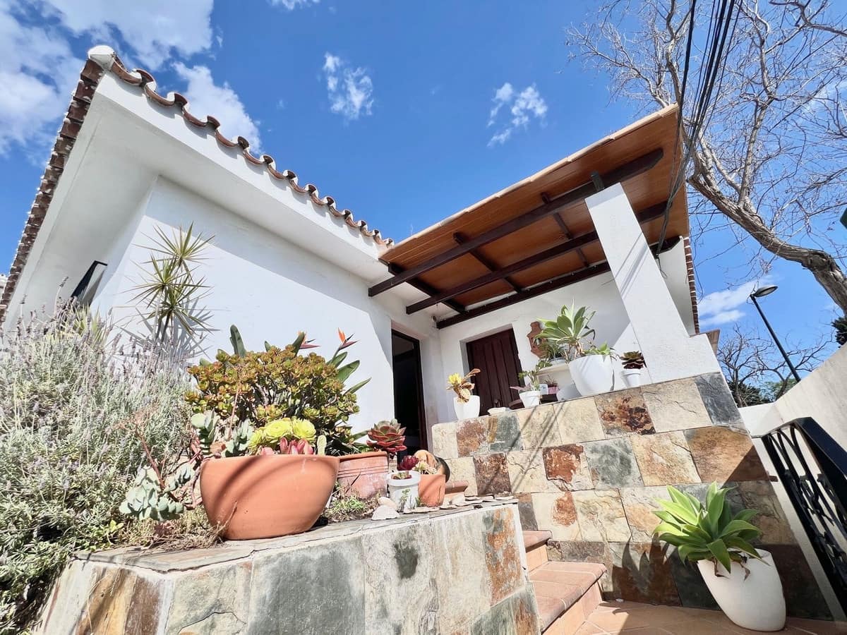 4 soveværelse Villa til salg i Nueva Andalucia med swimmingpool - € 750.000 (Ref: 9539959)