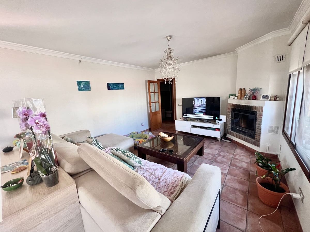 4 bedroom Villa for sale in Nueva Andalucia with pool - € 795,000 (Ref: 9539959)