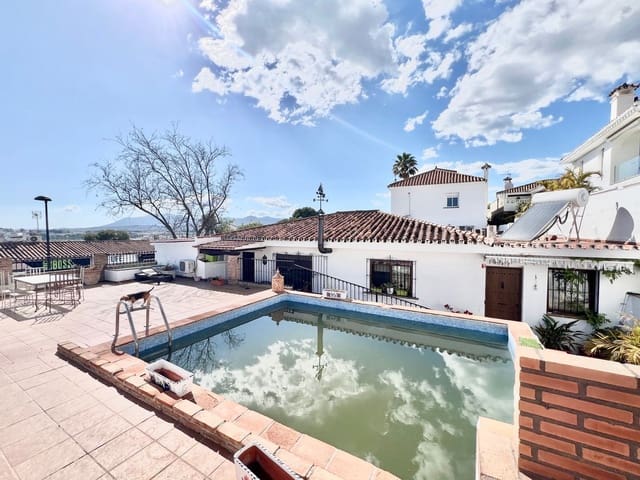 4 quarto Moradia para venda em La Dama de Noche - La Alzambra, Marbella com piscina - 795 000 € (Ref: 9539959)